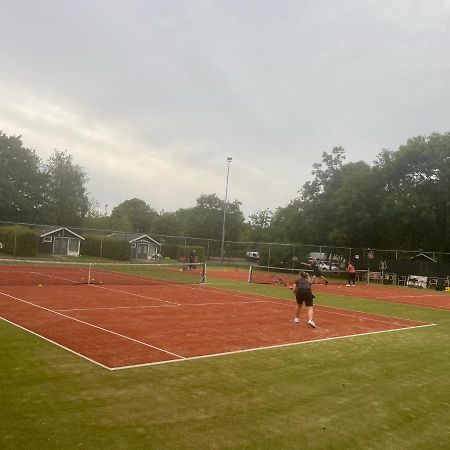 Rustig Chalet 4 Personen Op Recreatiepark De Friese Wadden Tzummarum Buitenzwembad Aanwezig Op Het Park Villa Buitenkant foto