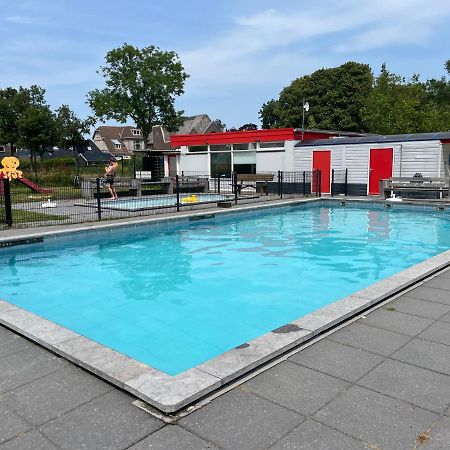 Rustig Chalet 4 Personen Op Recreatiepark De Friese Wadden Tzummarum Buitenzwembad Aanwezig Op Het Park Villa Buitenkant foto