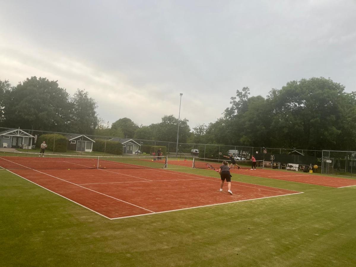 Rustig Chalet 4 Personen Op Recreatiepark De Friese Wadden Tzummarum Buitenzwembad Aanwezig Op Het Park Villa Buitenkant foto